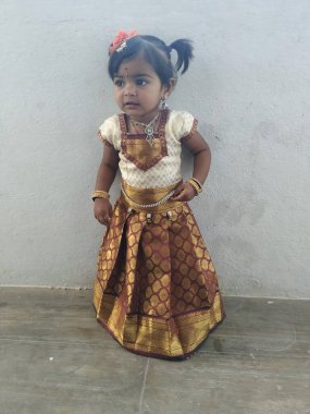 Bangalore, Karnataka / Hindistan-15 Ocak 2020: Geleneksel olarak Makara Sankranti ya da Pongal sırasında tapınağa gitmek için giyinmiş küçük Hint kız çocuğu