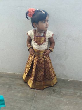 Bangalore, Karnataka / Hindistan-15 Ocak 2020: Geleneksel olarak Makara Sankranti ya da Pongal sırasında tapınağa gitmek için giyinmiş küçük Hint kız çocuğu