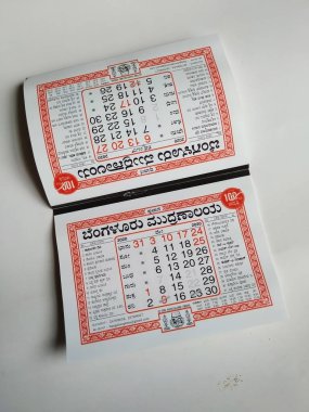 Bangalore, Karnataka / Hindistan-27 Aralık 2019: Küçük Beyaz ve Kırmızı renkli Bengaluru Mudranalaya / Bangalore Press Kannada 2020 Takvimi bir Beyaz Arkaplanda izole edildi