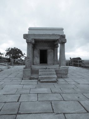 Shravanabelagola 'daki Chandragiri Tepesi' nin tepesindeki Küçük Taş Tapınak, Karnataka Turizm Merkezi..