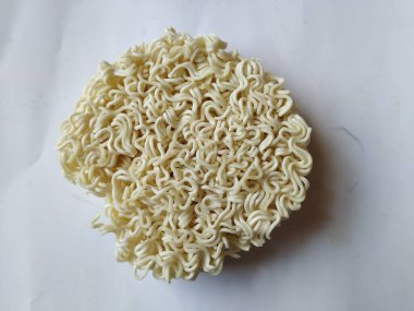 Beyaz renkli erişte veya beyaz arka planda izole edilmiş kuru erişte çemberi.