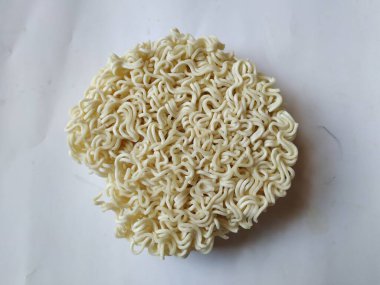 Beyaz renkli erişte veya beyaz arka planda izole edilmiş kuru erişte çemberi.