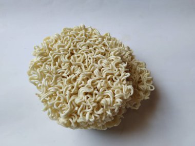 Beyaz renkli erişte veya beyaz arka planda izole edilmiş kuru erişte çemberi.