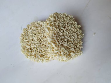 Beyaz renkli erişte veya beyaz arka planda izole edilmiş kuru erişte çemberi.