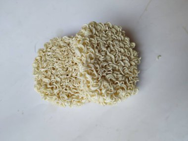 Beyaz renkli erişte veya beyaz arka planda izole edilmiş kuru erişte çemberi.