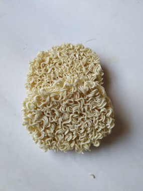 Beyaz renkli erişte veya beyaz arka planda izole edilmiş kuru erişte çemberi.