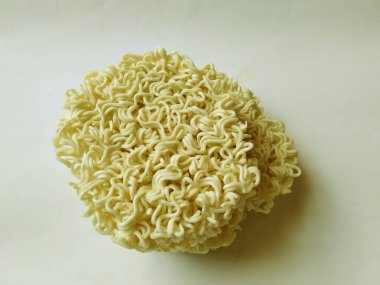 Sarı renkte erişte ya da beyaz arkaplanda izole edilmiş kuru erişte çemberi.