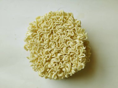 Sarı renkte erişte ya da beyaz arkaplanda izole edilmiş kuru erişte çemberi.