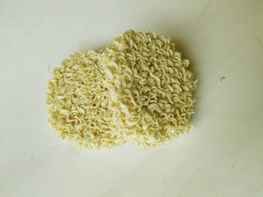 Sarı renkte erişte ya da beyaz arkaplanda izole edilmiş kuru erişte çemberi.