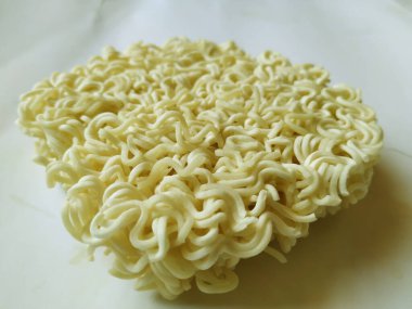 Sarı renkte erişte ya da beyaz arkaplanda izole edilmiş kuru erişte çemberi.