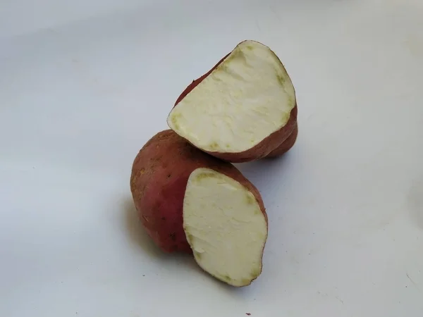 Gros Plan Patate Douce Couleur Rose Cassé Isolé Dans Fond — Photo