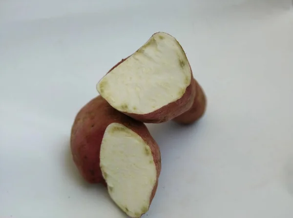 Penutup Broken Pink Color Sweet Potato Terisolasi Latar Belakang Putih — Stok Foto