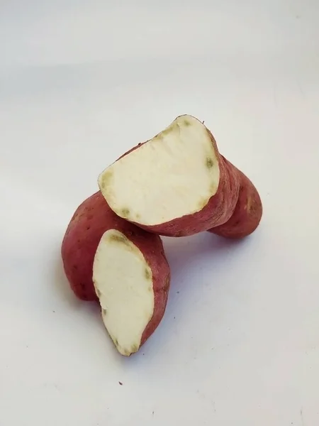 Zbliżenie Broken Pink Color Sweet Potato Izolowane Białym Tle Jest — Zdjęcie stockowe