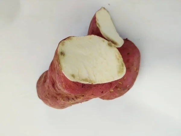 Gros Plan Patate Douce Couleur Rose Cassé Isolé Dans Fond — Photo