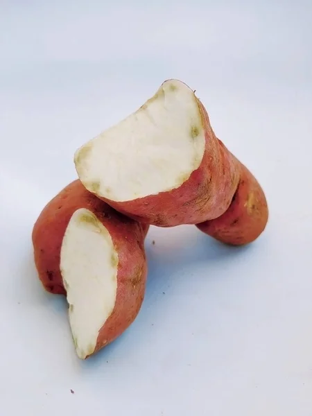 Penutup Broken Pink Color Sweet Potato Terisolasi Latar Belakang Putih — Stok Foto