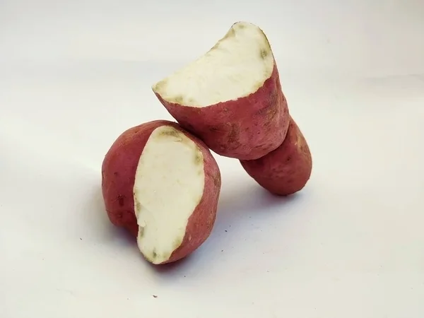 Close Van Gebroken Roze Kleur Zoete Aardappel Geïsoleerd Een Witte — Stockfoto