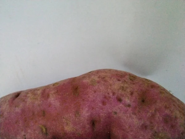 Närbild Single Sweet Potato Isolerad Vit Bakgrund — Stockfoto