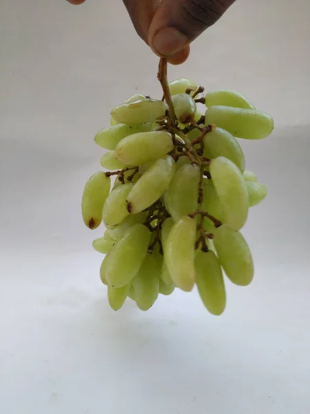 Gros Plan Grappe Raisins Verts Tenant Main Isolé Sur Fond — Photo