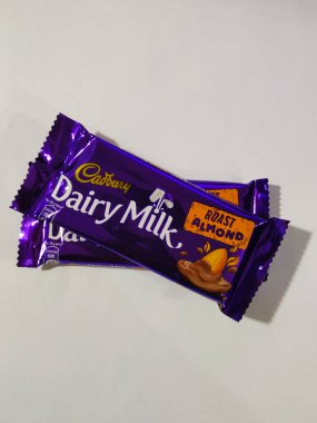 Bangalore, Karnataka / Hindistan-Ocak 01-2020: Cadbury Sütlü Süt Kızarmış Badem Çikolata Paketi 'nin Beyaz arka planda 40 rupi izole edilmiş hali