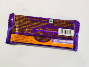 Bangalore, Karnataka / Hindistan-Ocak 01-2020: Cadbury Sütlü Süt Kızarmış Badem Çikolata Paketi 'nin Beyaz arka planda 40 rupi izole edilmiş hali