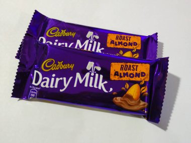Bangalore, Karnataka / Hindistan-Ocak 01-2020: Cadbury Sütlü Süt Kızarmış Badem Çikolata Paketi 'nin Beyaz arka planda 40 rupi izole edilmiş hali