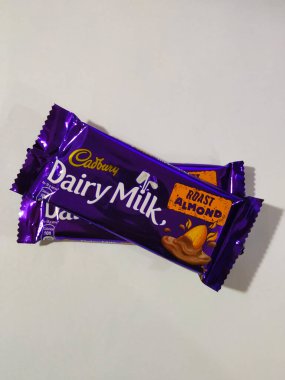 Bangalore, Karnataka / Hindistan-Ocak 01-2020: Cadbury Sütlü Süt Kızarmış Badem Çikolata Paketi 'nin Beyaz arka planda 40 rupi izole edilmiş hali