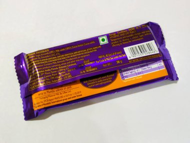 Bangalore, Karnataka / Hindistan-Ocak 01-2020: Cadbury Sütlü Süt Kızarmış Badem Çikolata Paketi 'nin Beyaz arka planda 40 rupi izole edilmiş hali