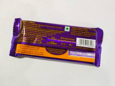 Bangalore, Karnataka / Hindistan-Ocak 01-2020: Cadbury Sütlü Süt Kızarmış Badem Çikolata Paketi 'nin Beyaz arka planda 40 rupi izole edilmiş hali