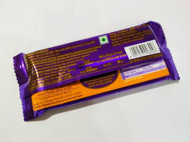 Bangalore, Karnataka / Hindistan-Ocak 01-2020: Cadbury Sütlü Süt Kızarmış Badem Çikolata Paketi 'nin Beyaz arka planda 40 rupi izole edilmiş hali