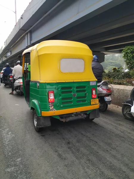 班加罗尔 卡纳塔克邦 2019年1月4日 黄色和绿色地方汽车专用车的背景 Kannada著名男演员Shankarnag站在Devegowda Petrol Bunk附近的照片后面 — 图库照片