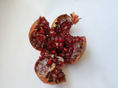 Nar Meyvesi 'nin Yakın Çekimi Beyaz Arkaplan' da izole edilmiş Dört Kısma bölündü