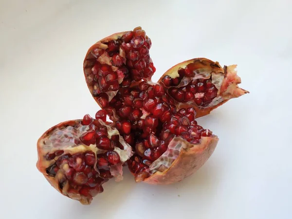 Nahaufnahme Von Granatapfelfrüchten Die Vier Teile Geschnitten Wurden Isoliert Auf — Stockfoto