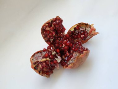 Nar Meyvesi 'nin Yakın Çekimi Beyaz Arkaplan' da izole edilmiş Dört Kısma bölündü