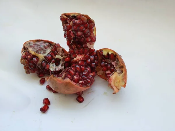Closeup Pomegranate Fruit Sliced Four Section Isolated White Background — Stock Photo, Image