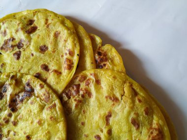 Beyaz Arkaplanda izole edilmiş bir tabakta Geleneksel Sarı Renk Dal Obbattu veya Holige Grubu