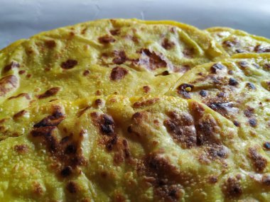 Beyaz Arkaplanda izole edilmiş bir tabakta Geleneksel Sarı Renk Dal Obbattu veya Holige Grubu