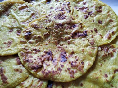 Beyaz Arkaplanda izole edilmiş bir tabakta Geleneksel Sarı Renk Dal Obbattu veya Holige Grubu