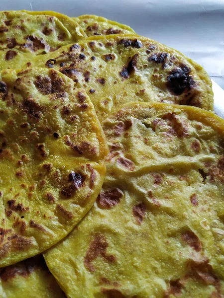 Grupo Cor Amarela Tradicional Dal Obbattu Holige Uma Placa Isolada — Fotografia de Stock