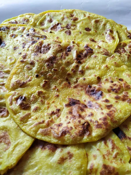 Grupo Color Amarillo Tradicional Dal Obbattu Holige Una Placa Aislada — Foto de Stock