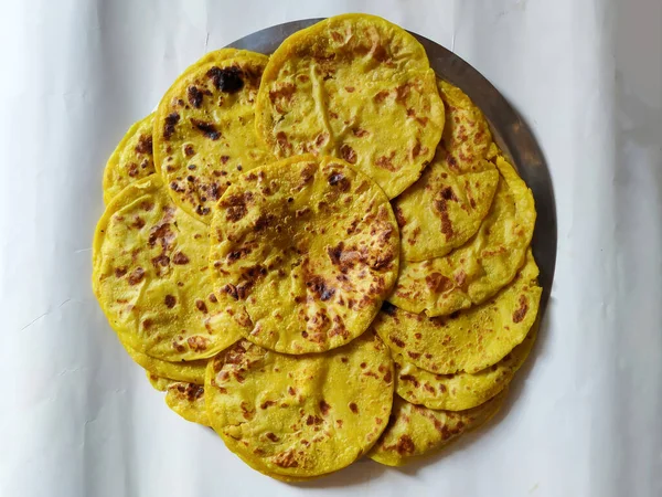 Grupo Color Amarillo Tradicional Dal Obbattu Holige Una Placa Aislada — Foto de Stock