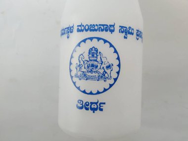 Bangalore, Karnataka / Hindistan-11 Şubat 2020: Mavi Renk Shri Dharmasthala Manjunatheshwara 'nın Kapanışı, Sri Prasada Theertha Şişesi beyaz bir arkaplanda izole edildi