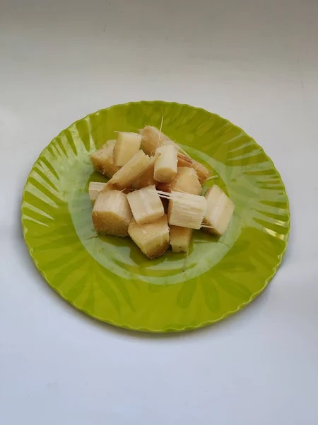 白底绿板中甘蔗或甘蔗切片群的闭塞 — 图库照片