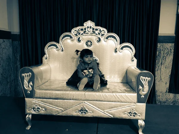 Крупный План Красивого Индийского Ребенка Сидящего Над Королевским Роскошным Креслом — стоковое фото