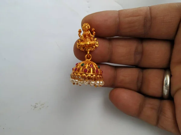 Primer Plano Las Estatuas Diosa Lakshmi Anillo Oro Tradicional Hecho — Foto de Stock