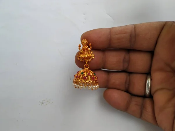 Primer Plano Las Estatuas Diosa Lakshmi Anillo Oro Tradicional Hecho — Foto de Stock