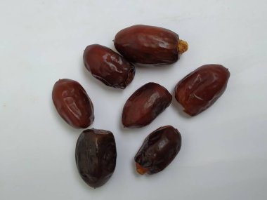 Ham Kuru Tarihlerin Kapanışı Kahverengi Meyve Beyaz Arkaplanda İzole