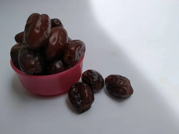 Nahaufnahme Von Raw Dry Dates Brown Color Fruit Einer Rosa — Stockfoto