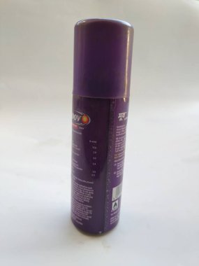 Bangalore, Karnataka / Hindistan-30 Ocak 2020: Moov 'un Yakın Çekimi Hızlı Ağrı Spreyi 35g beyaz arka planda izole edildi