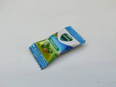 Bangalore, Karnataka / Hindistan-25 Ocak 20202: Mavi Renkli Paket Vicks Öksürük Damlalarının Kapanışı Mentollü 2g Şeker Paketi beyaz arkaplanda izole edildi