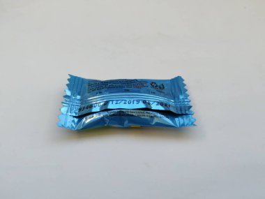 Bangalore, Karnataka / Hindistan-25 Ocak 20202: Mavi Renkli Paket Vicks Öksürük Damlalarının Kapanışı Mentollü 2g Şeker Paketi beyaz arkaplanda izole edildi